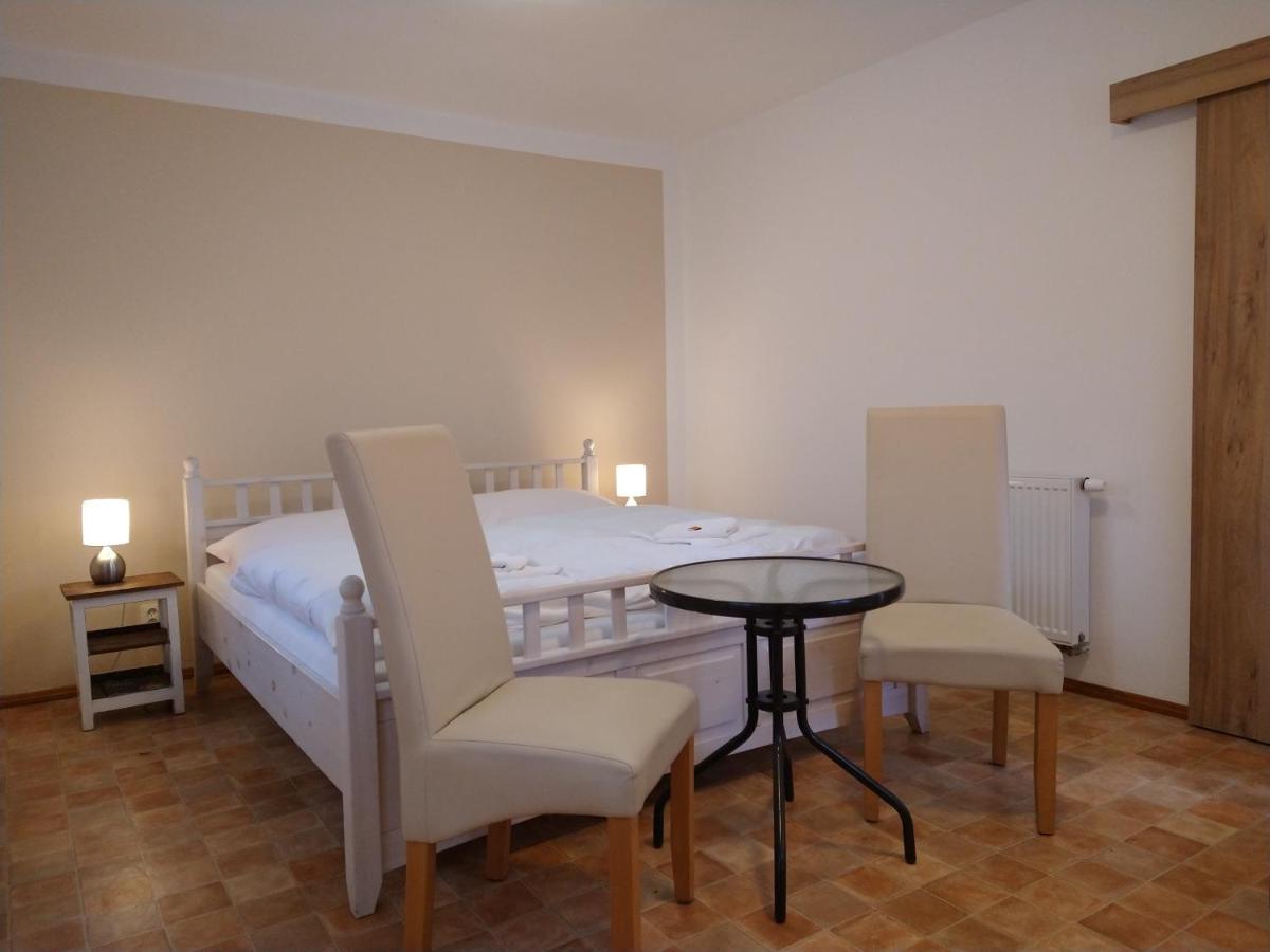 Apartmany Maly Mnich Mníšek pod Brdy Bagian luar foto