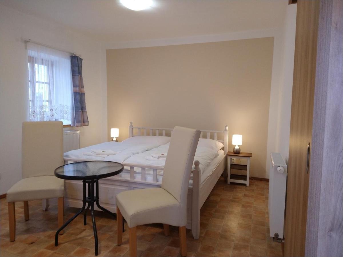 Apartmany Maly Mnich Mníšek pod Brdy Bagian luar foto